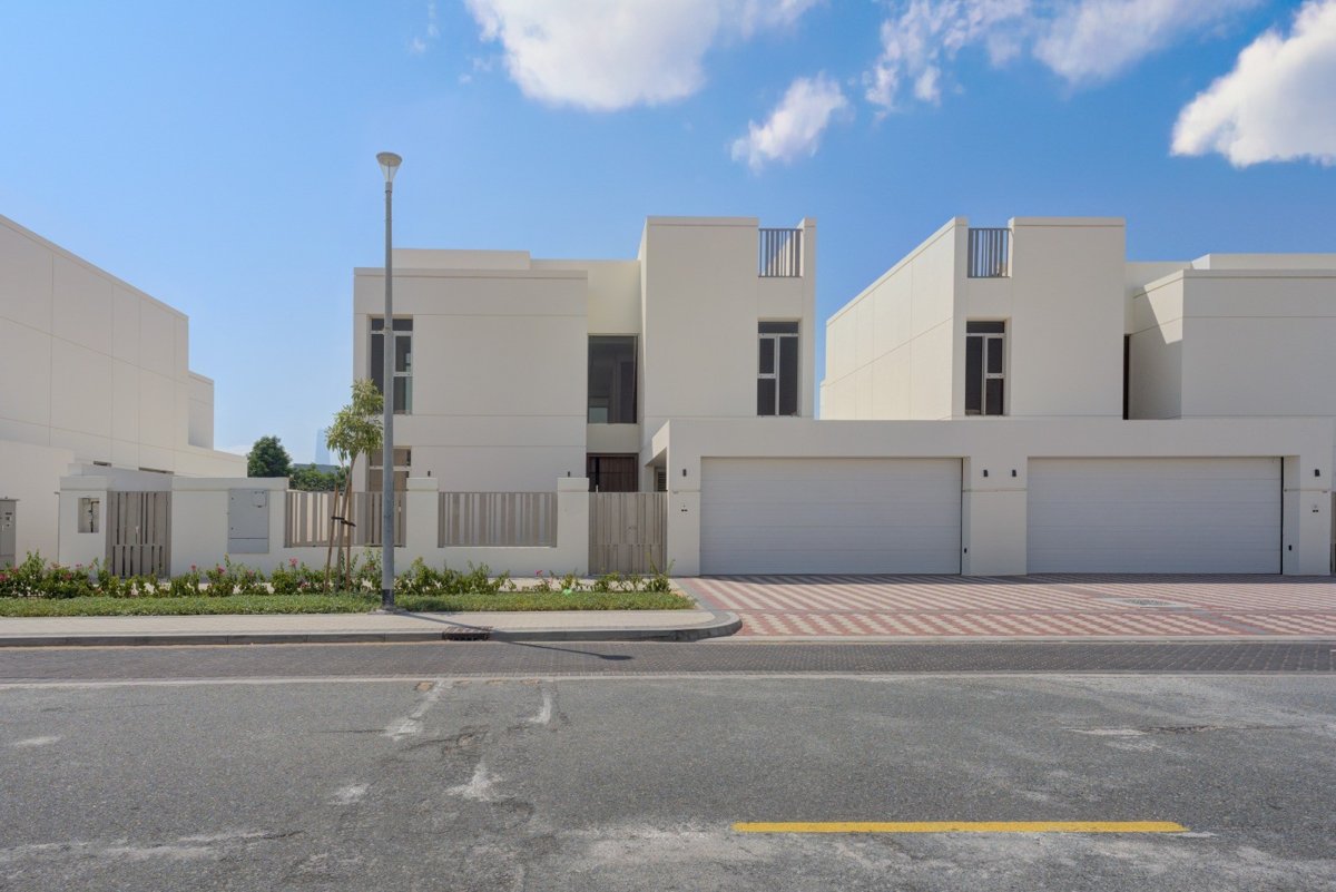 SUNRISE LIVING BY H&H | CANALFRONT SIGNATURE VILLA presentation photo 2